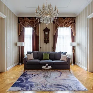 Luxury Next To The New York Cafe Apartment
